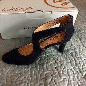 Live Stride Giovanni2 Strappy Pump in Navy. Size 6.5.